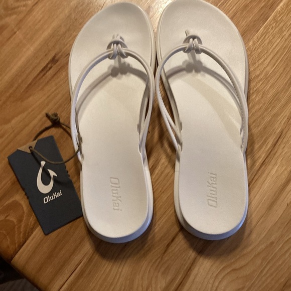 NWT Olukai Women’s White Aka Beach Sandal, Size 10 - Picture 4 of 14
